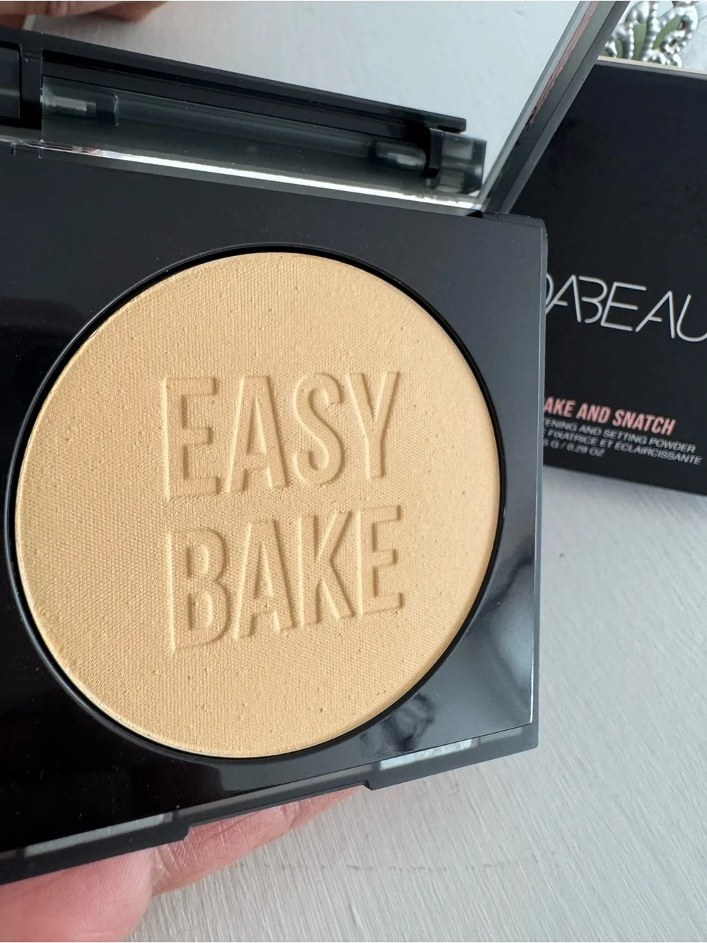 HUDA BEAUTY pressed brightening